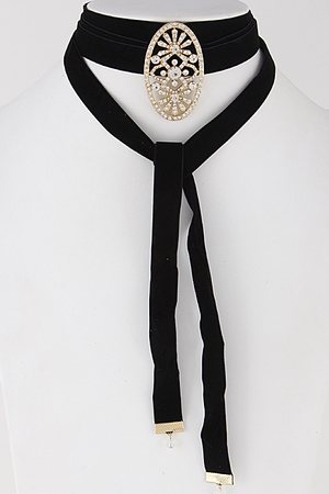 Wrap Around Drop Choker Necklace With Oval Emblem Set 6IBI7